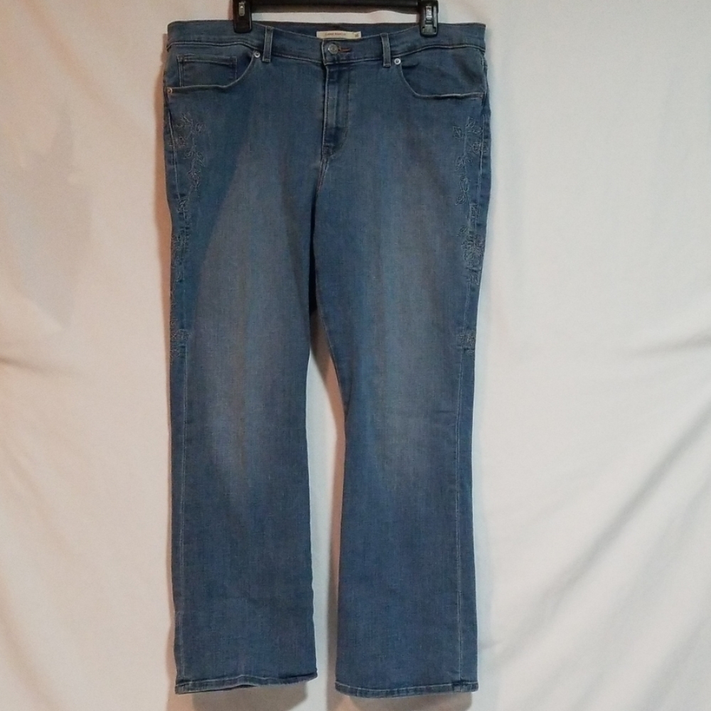 NWOT Levi's classic bootcut w/ flower embroidered